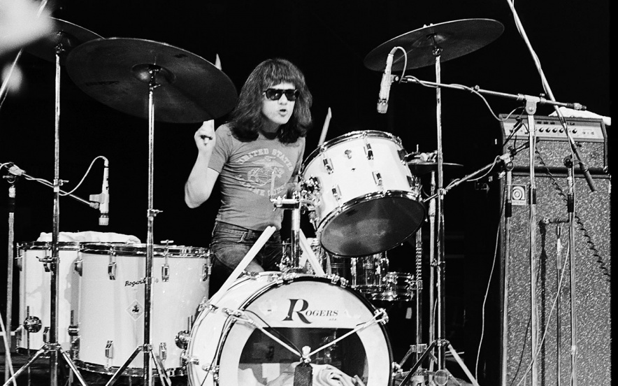 tommy-ramone-died-playing-drums-ftr